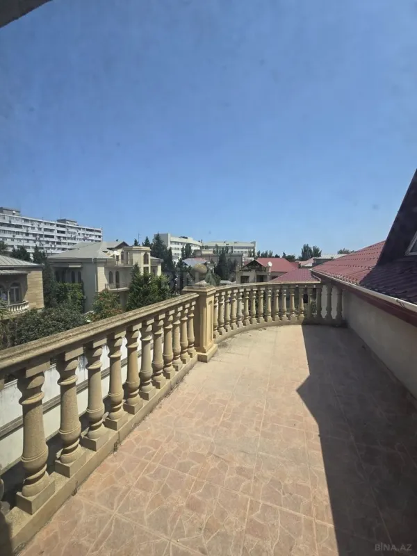 Satılır 8 otaqlı həyət evi 700 m²