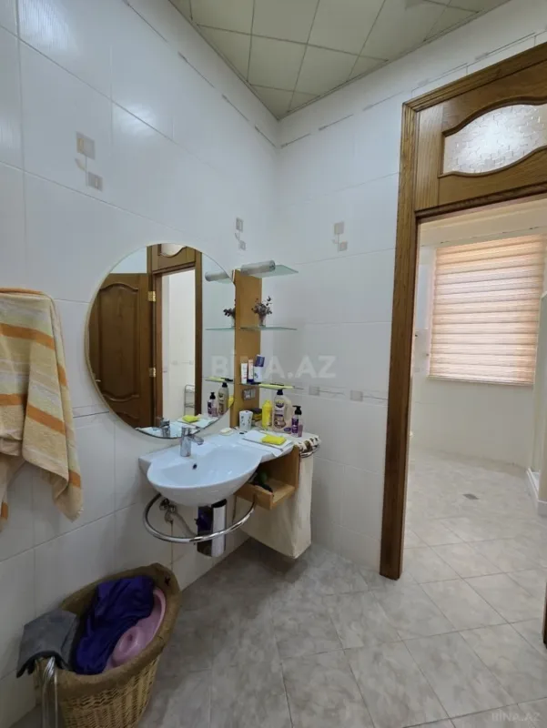 Satılır 8 otaqlı həyət evi 700 m²