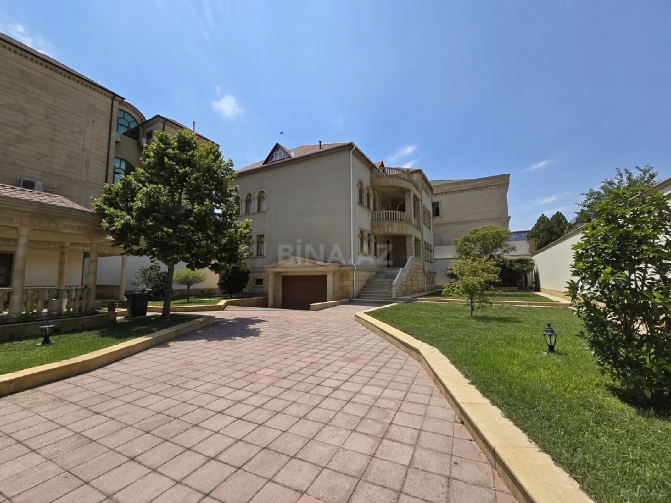 Satılır 8 otaqlı həyət evi 700 m²