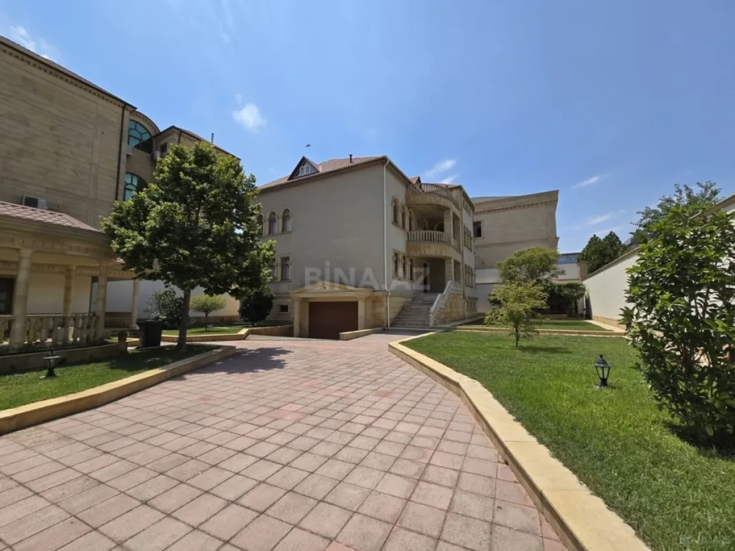 Satılır 8 otaqlı həyət evi 700 m²