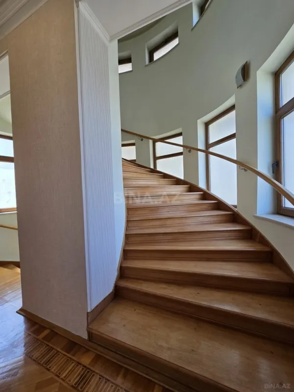 Satılır 8 otaqlı həyət evi 700 m²