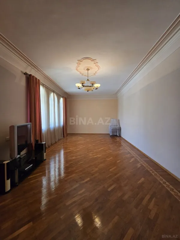Satılır 8 otaqlı həyət evi 700 m²
