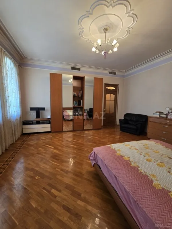 Satılır 8 otaqlı həyət evi 700 m²