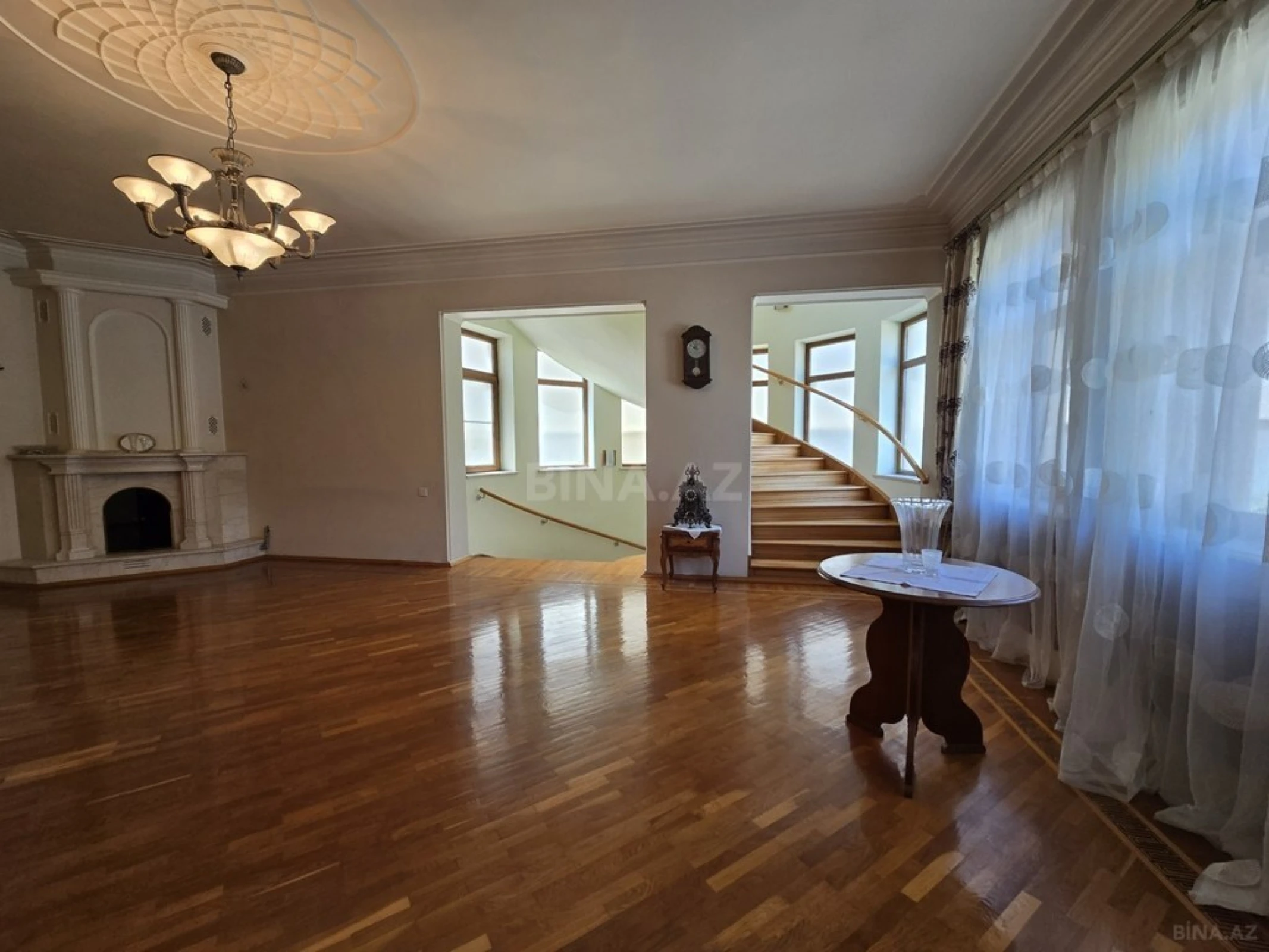 Satılır 8 otaqlı həyət evi 700 m²