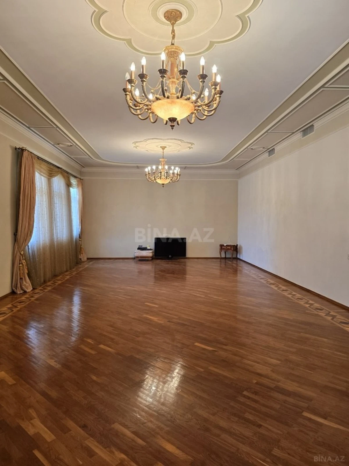 Satılır 8 otaqlı həyət evi 700 m²