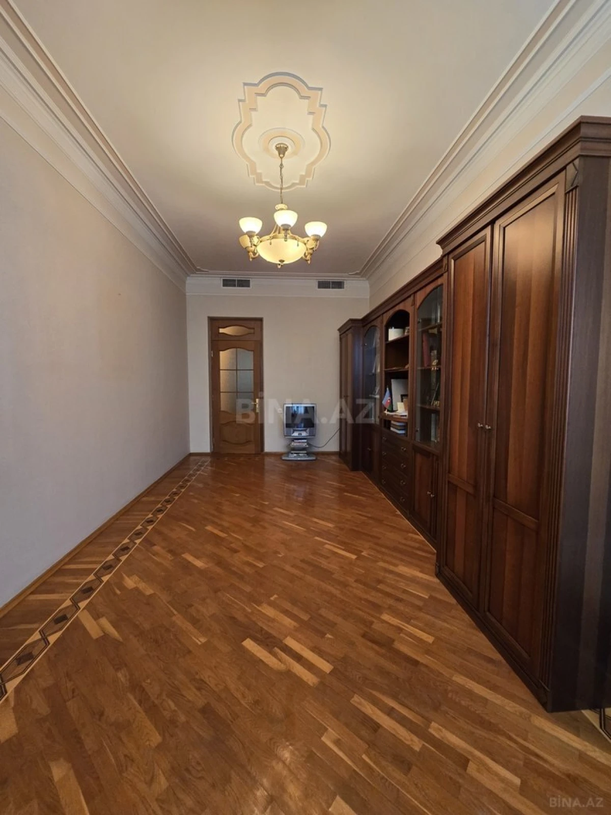 Satılır 8 otaqlı həyət evi 700 m²