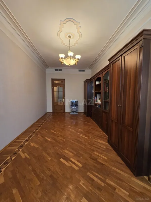 Satılır 8 otaqlı həyət evi 700 m²