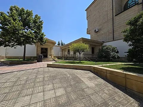 Satılır 8 otaqlı həyət evi 700 m²