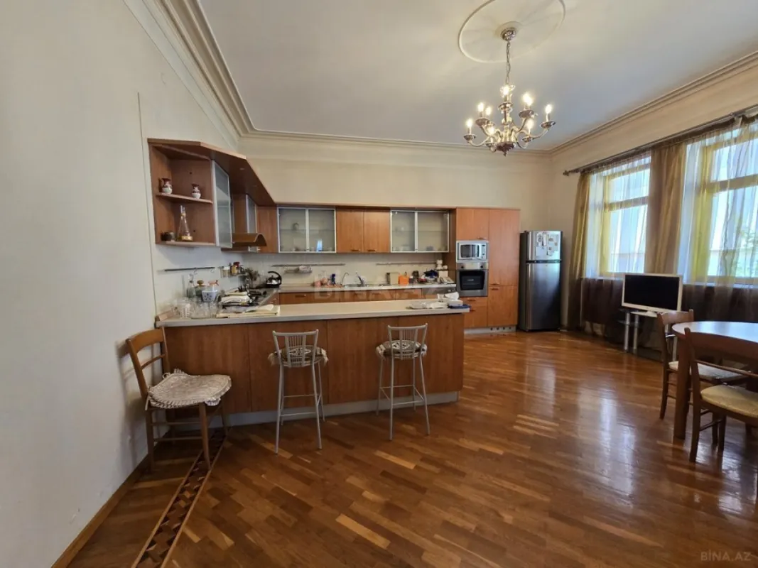 Satılır 8 otaqlı həyət evi 700 m²