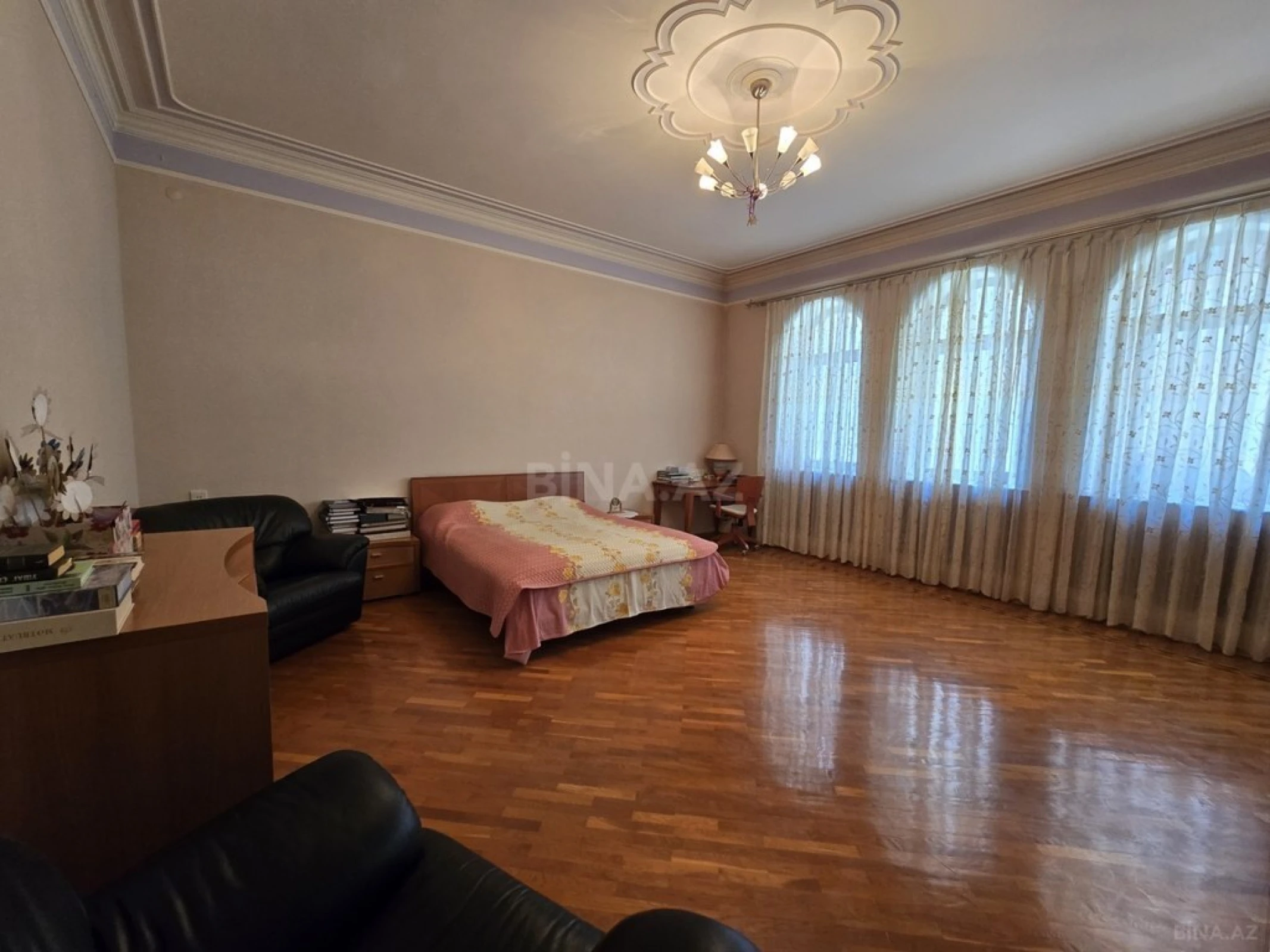 Satılır 8 otaqlı həyət evi 700 m²