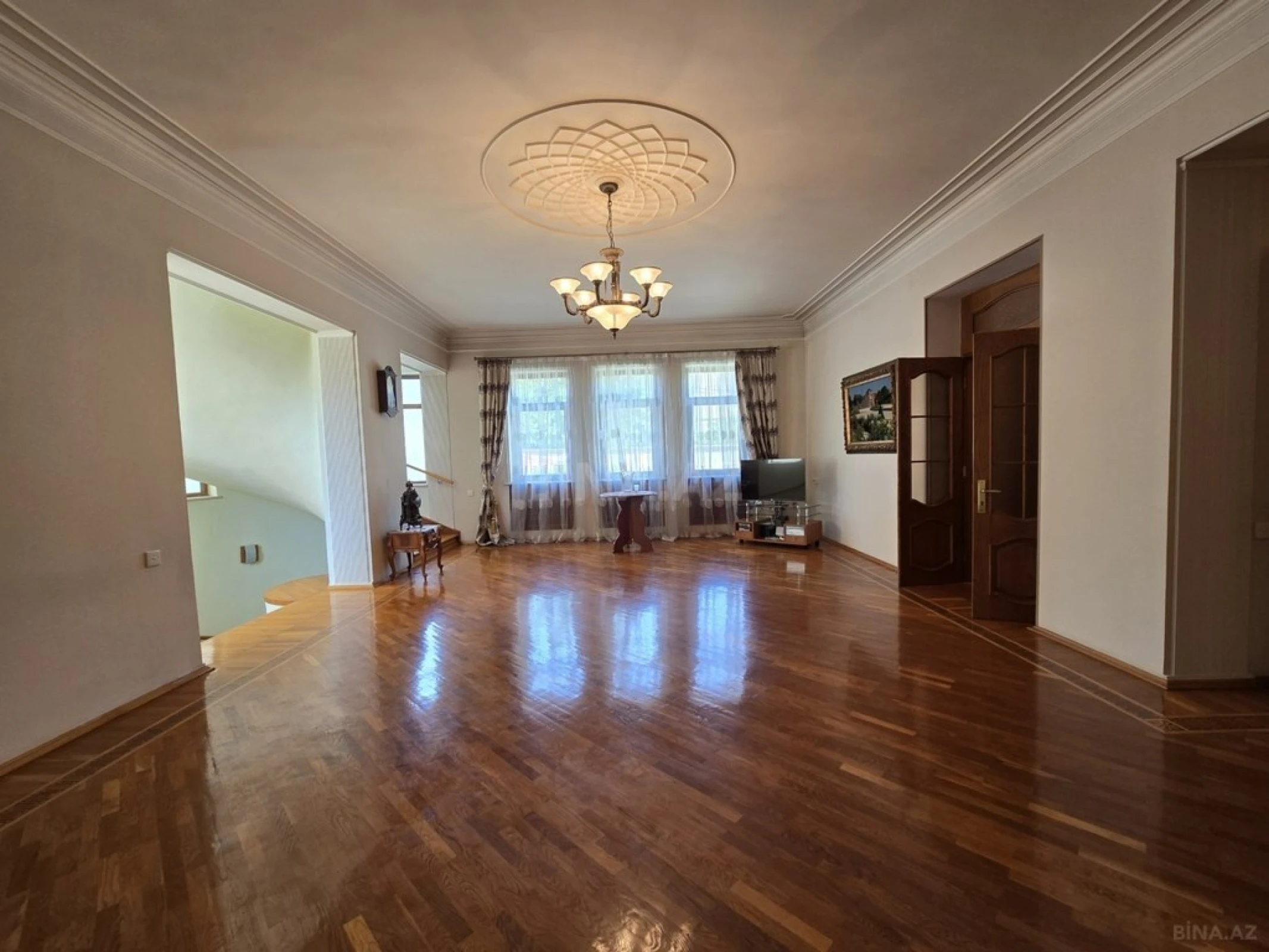 Satılır 8 otaqlı həyət evi 700 m²