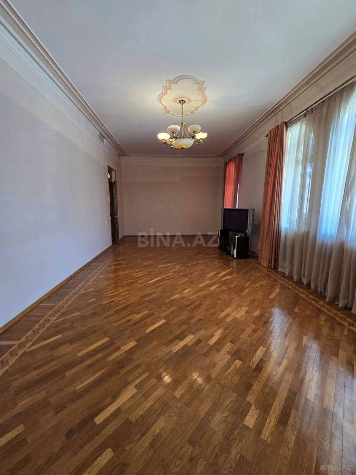 Satılır 8 otaqlı həyət evi 700 m²