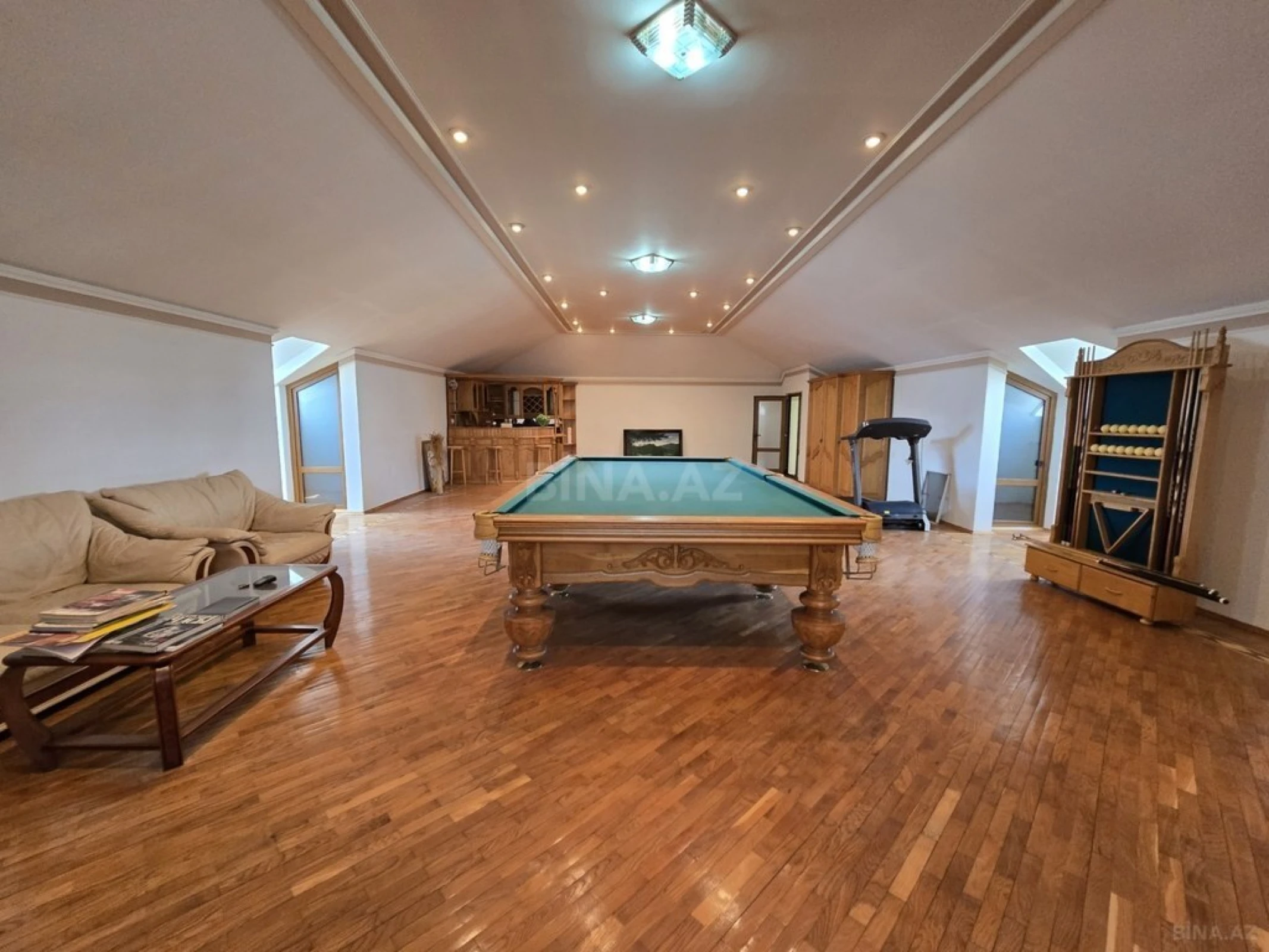 Satılır 8 otaqlı həyət evi 700 m²