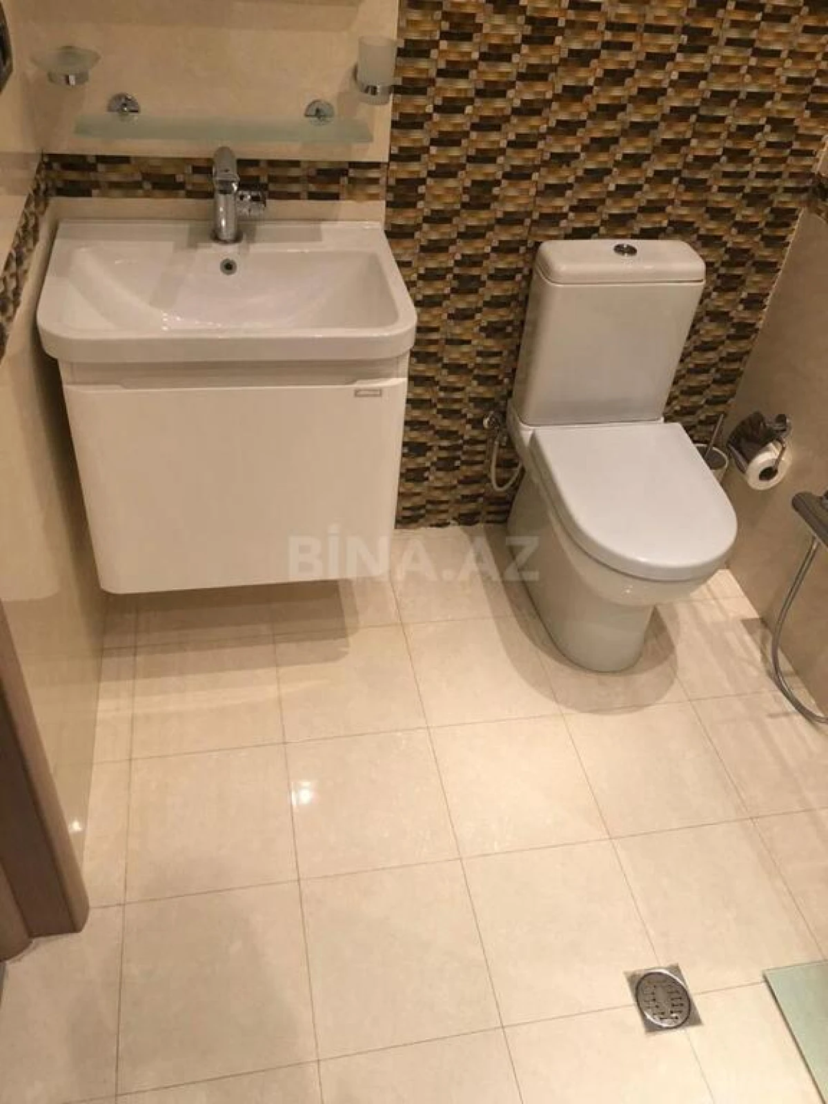 Kirayə verilir 4 otaqlı mənzil 200 m²