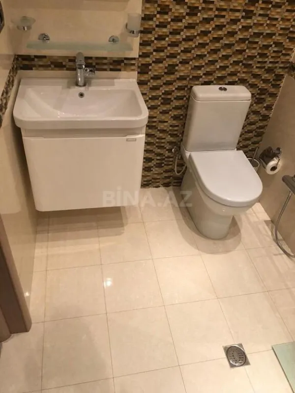 Kirayə verilir 4 otaqlı mənzil 200 m²