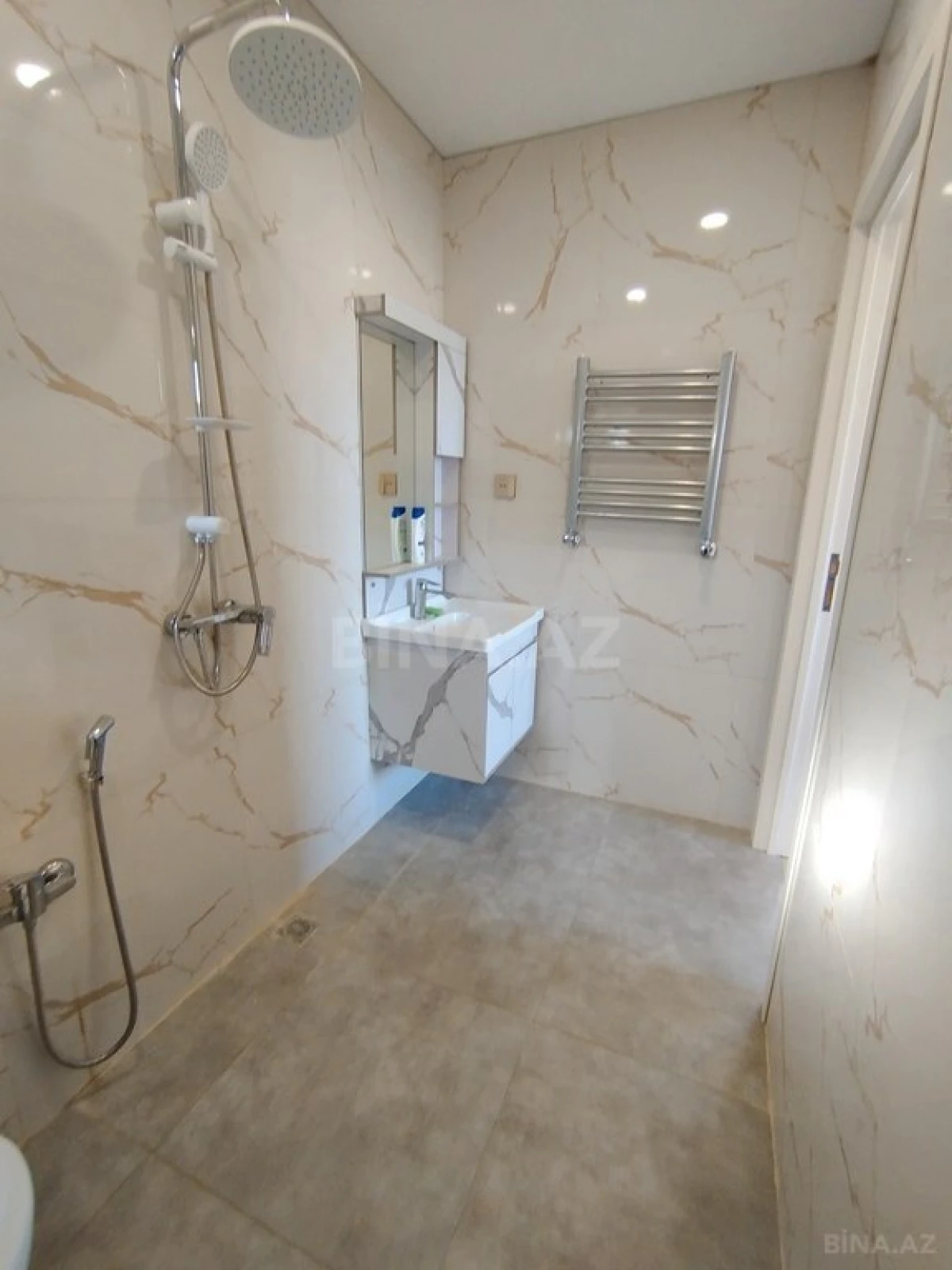 Satılır 7 otaqlı həyət evi 272 m²