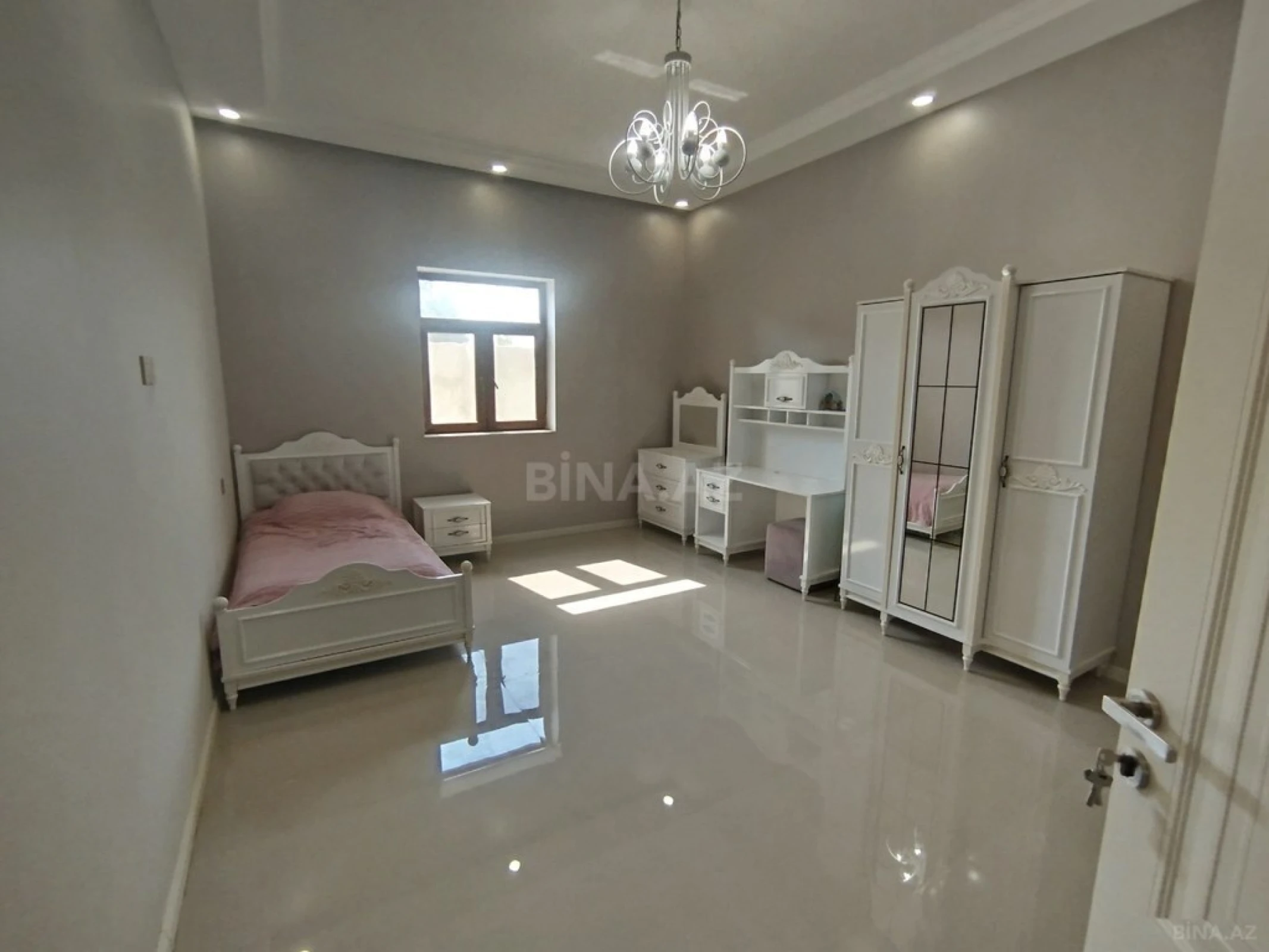 Satılır 7 otaqlı həyət evi 272 m²