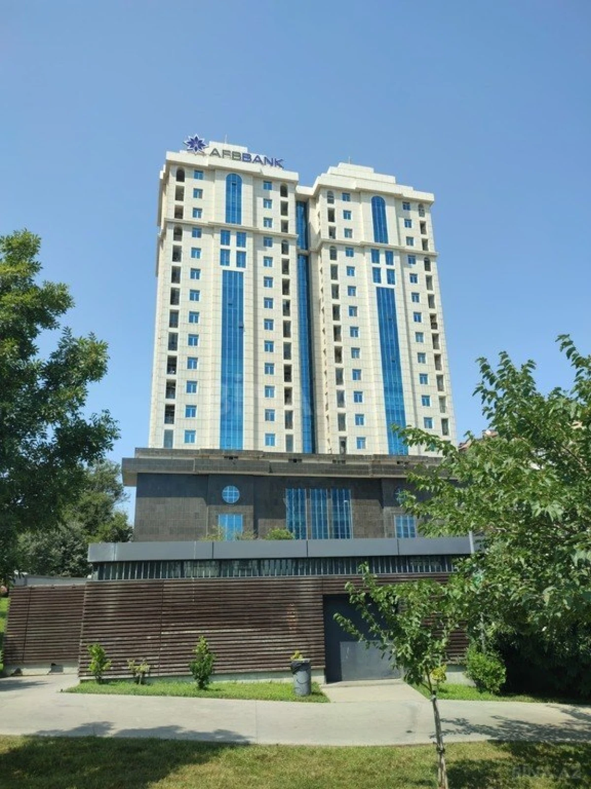 Satılır obyekt 323.6 m²