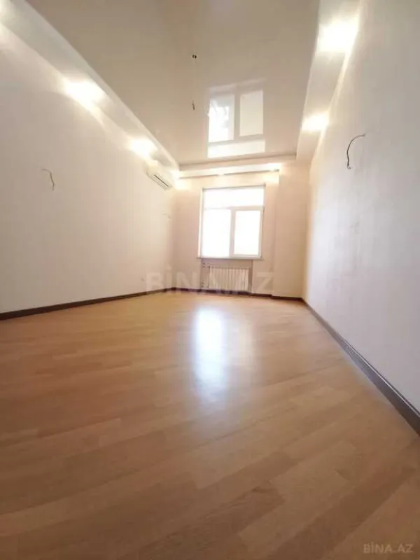 Satılır 3 otaqlı mənzil 138 m²
