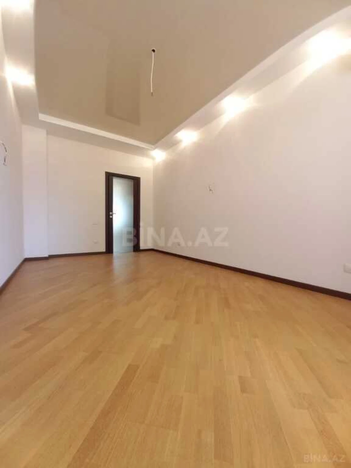 Satılır 3 otaqlı mənzil 138 m²