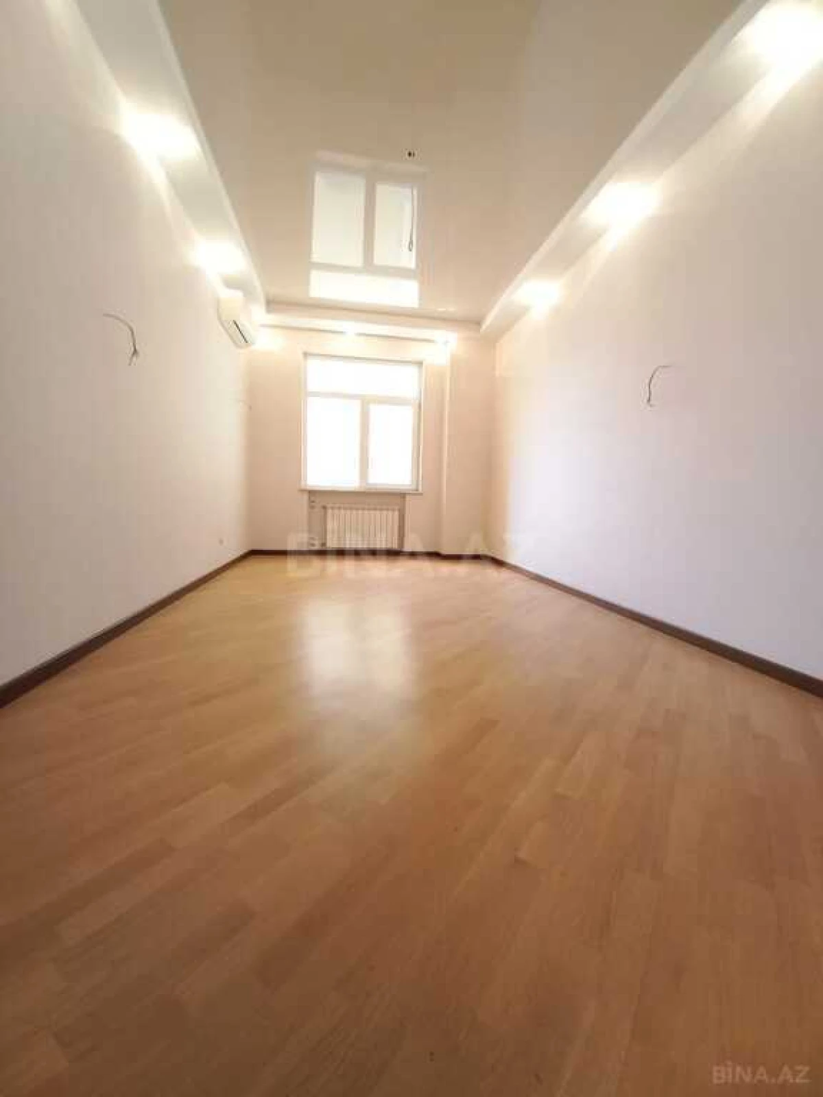 Satılır 3 otaqlı mənzil 138 m²