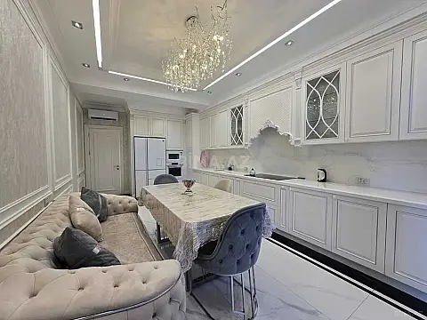 Satılır 4 otaqlı mənzil 185 m²