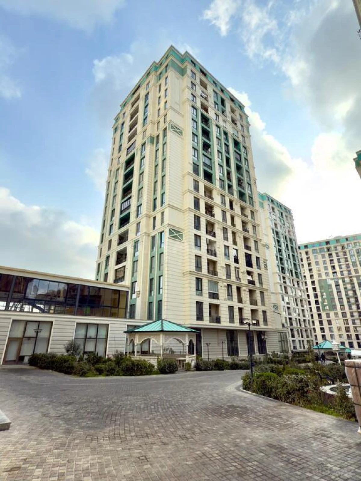 Satılır 4 otaqlı mənzil 178 m²