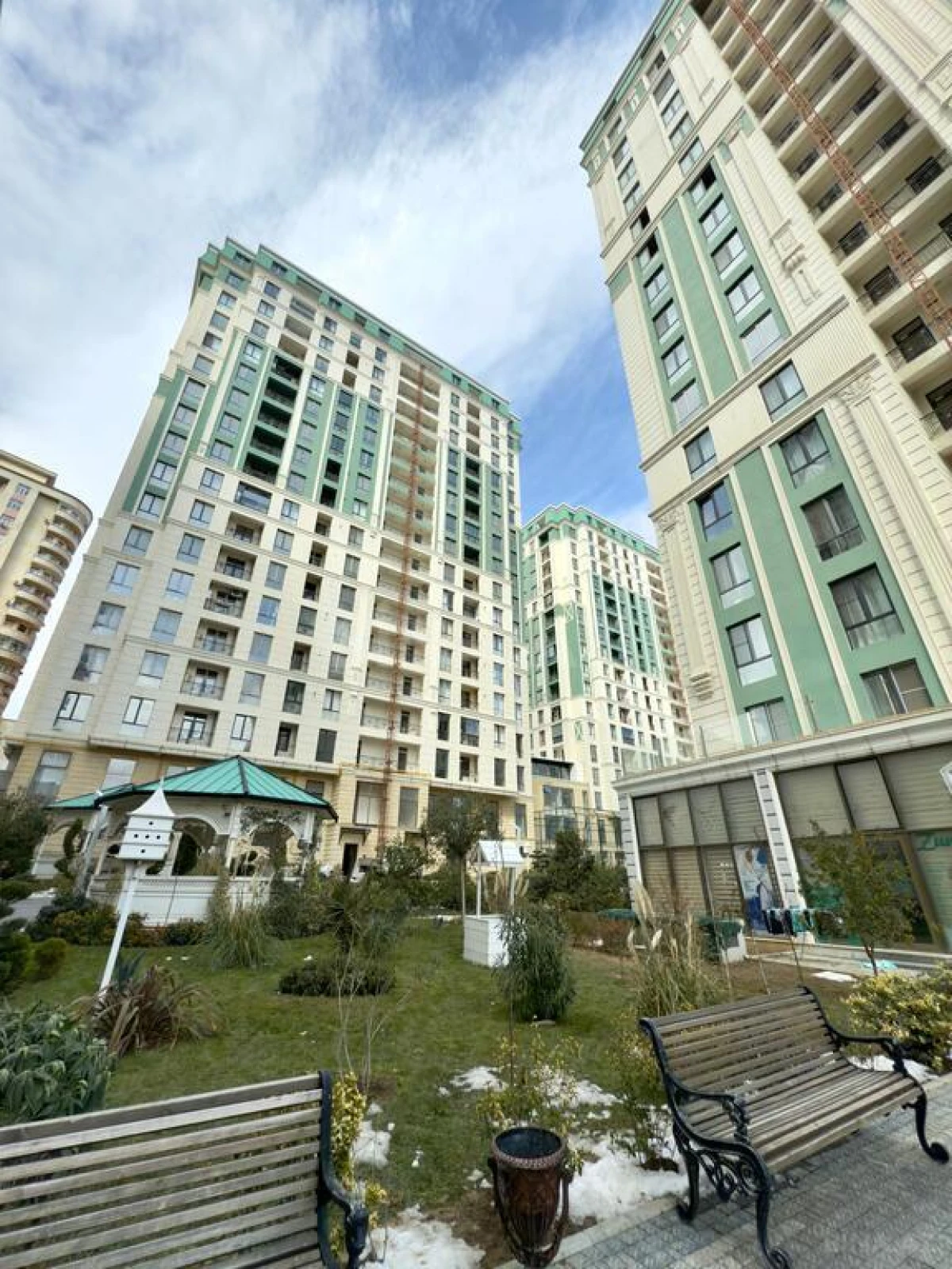 Satılır 4 otaqlı mənzil 178 m²