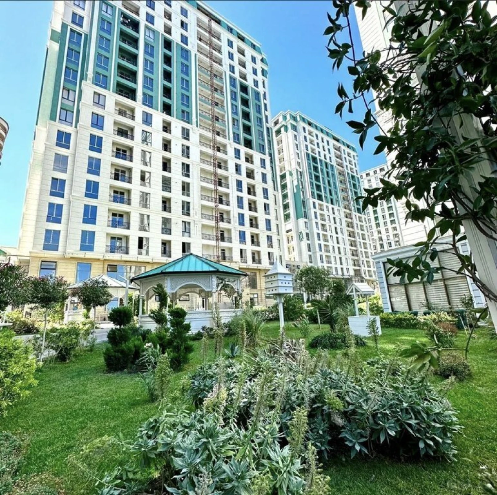Satılır 4 otaqlı mənzil 178 m²