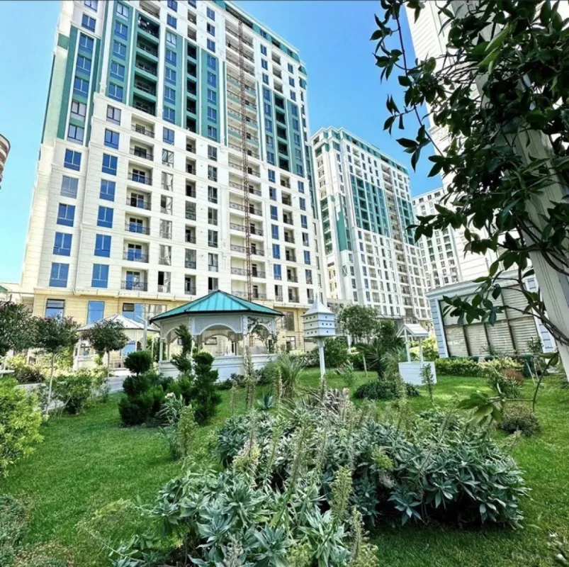 Satılır 4 otaqlı mənzil 178 m²