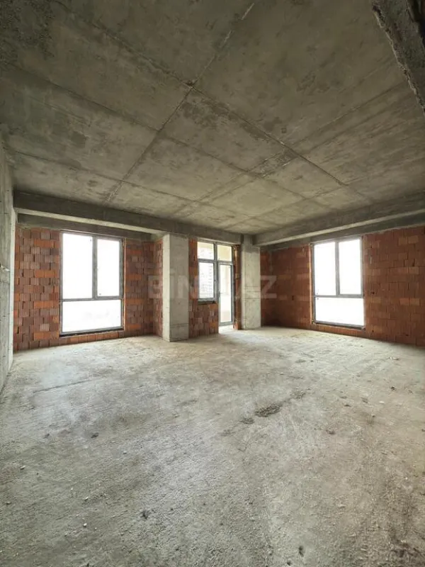 Satılır 4 otaqlı mənzil 178 m²