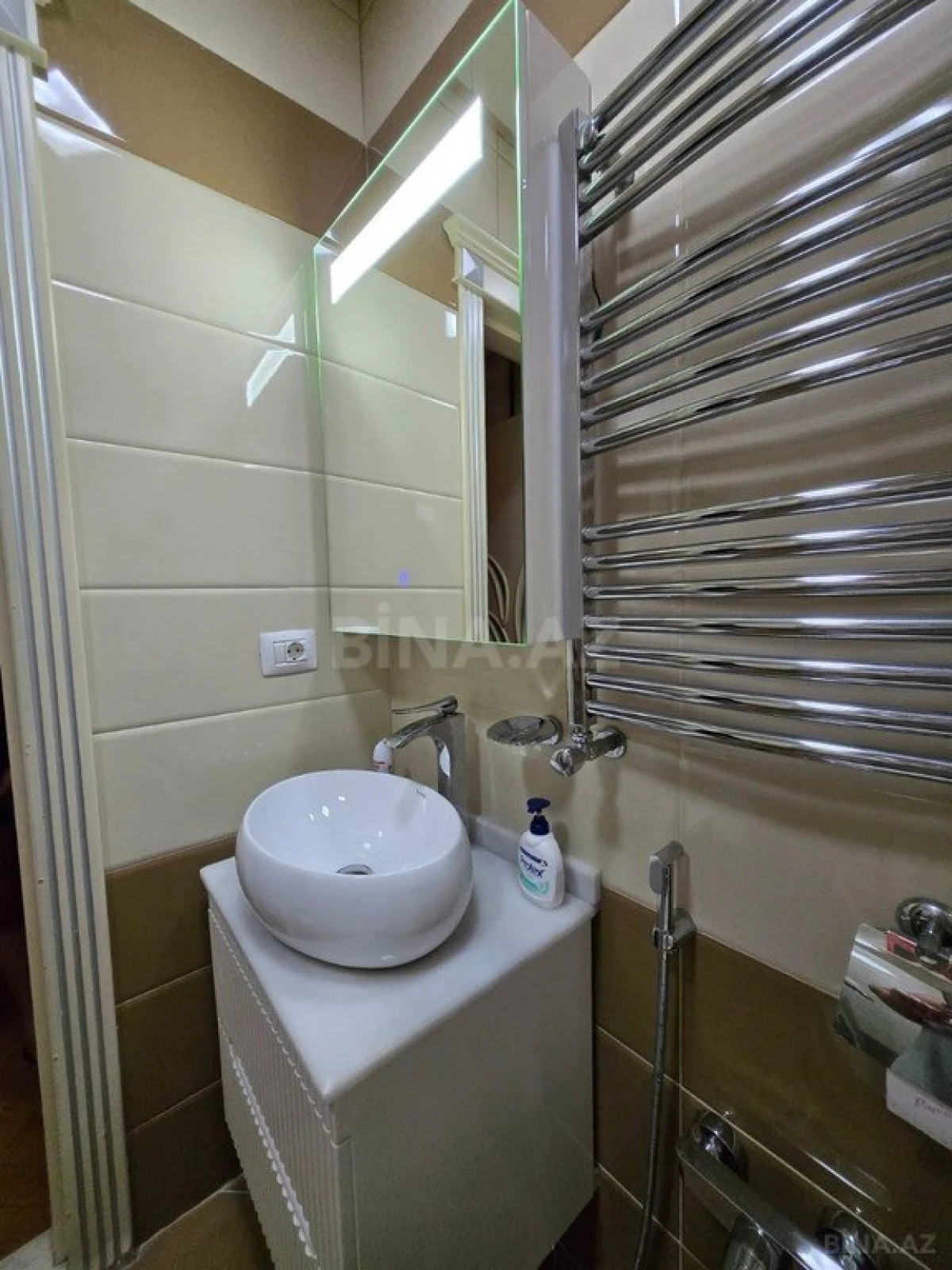 Satılır 3 otaqlı mənzil 131 m²