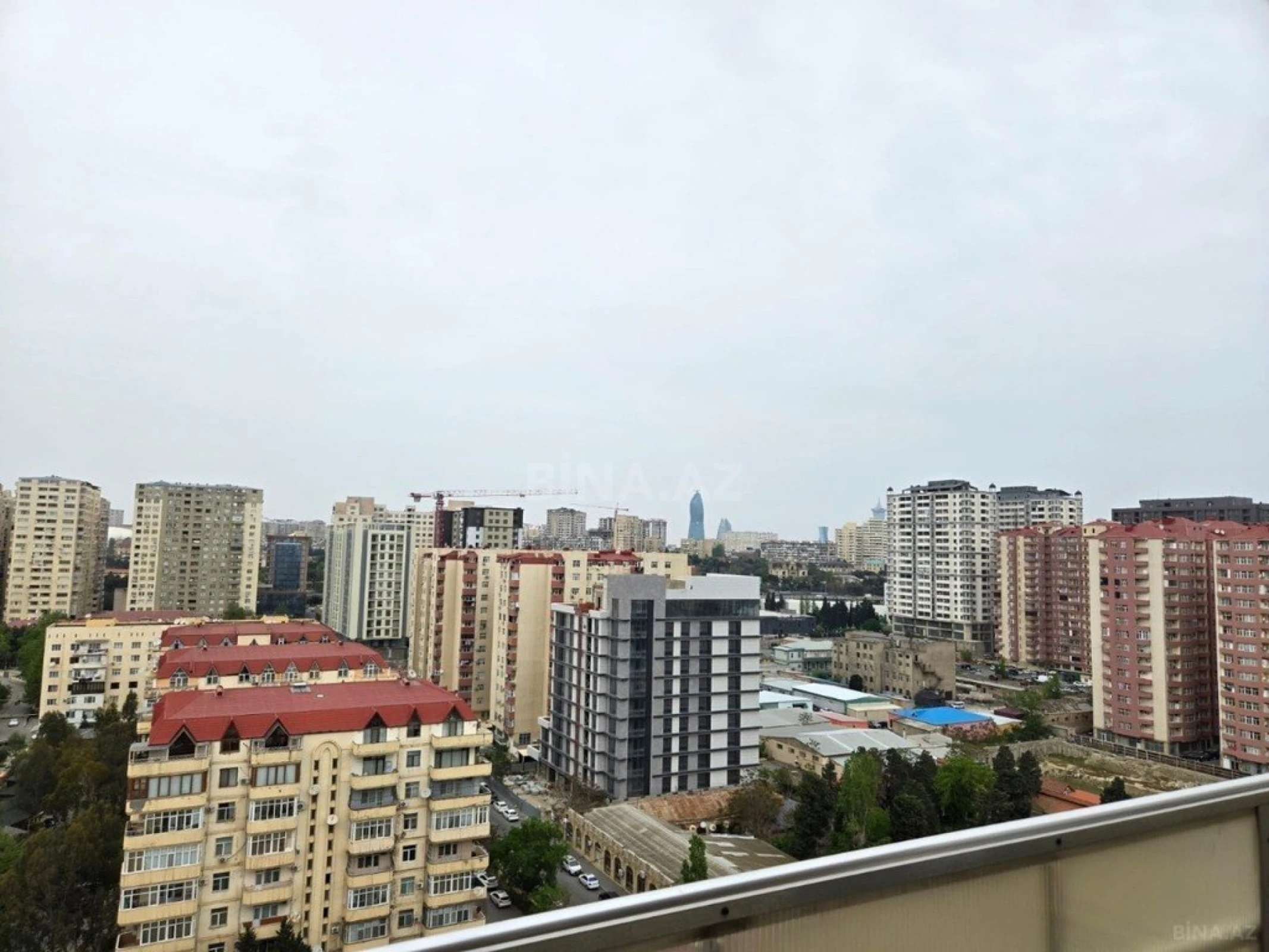 Satılır 3 otaqlı mənzil 131 m²