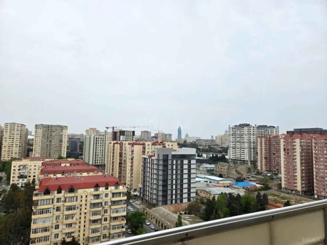 Satılır 3 otaqlı mənzil 131 m²