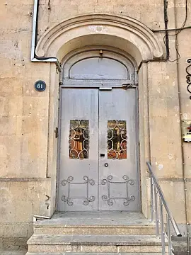 Satılır 4 otaqlı mənzil 180 m²