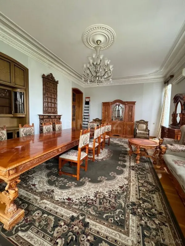 Satılır 4 otaqlı mənzil 180 m²