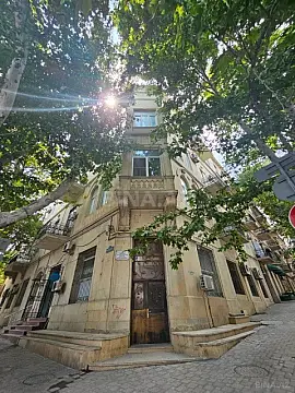 Satılır 4 otaqlı mənzil 180 m² — Bakı 4 otaq 180.00 m²