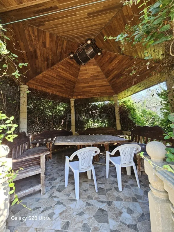 Satılır 8 otaqlı həyət evi 300 m²