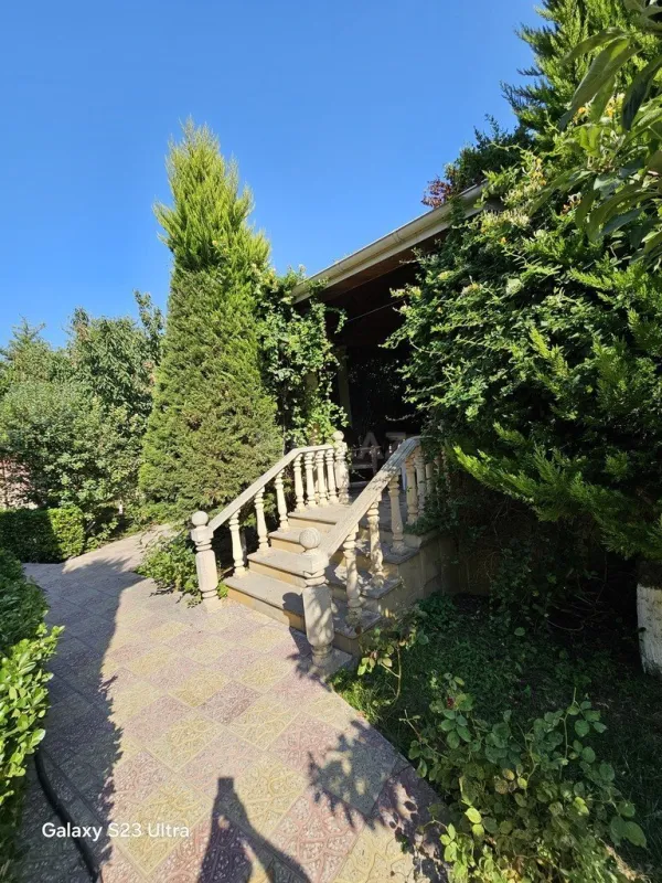 Satılır 8 otaqlı həyət evi 300 m²