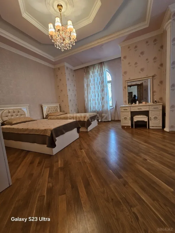 Satılır 8 otaqlı həyət evi 300 m²