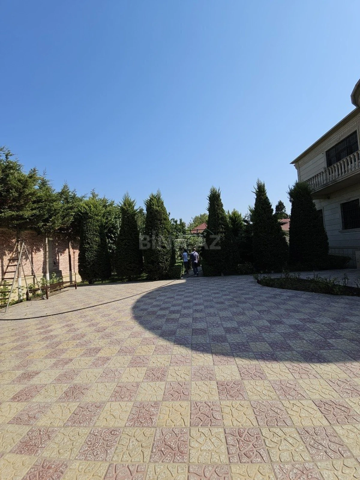 Satılır 8 otaqlı həyət evi 300 m²