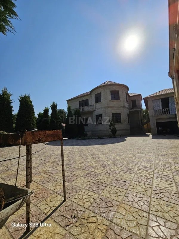 Satılır 8 otaqlı həyət evi 300 m²