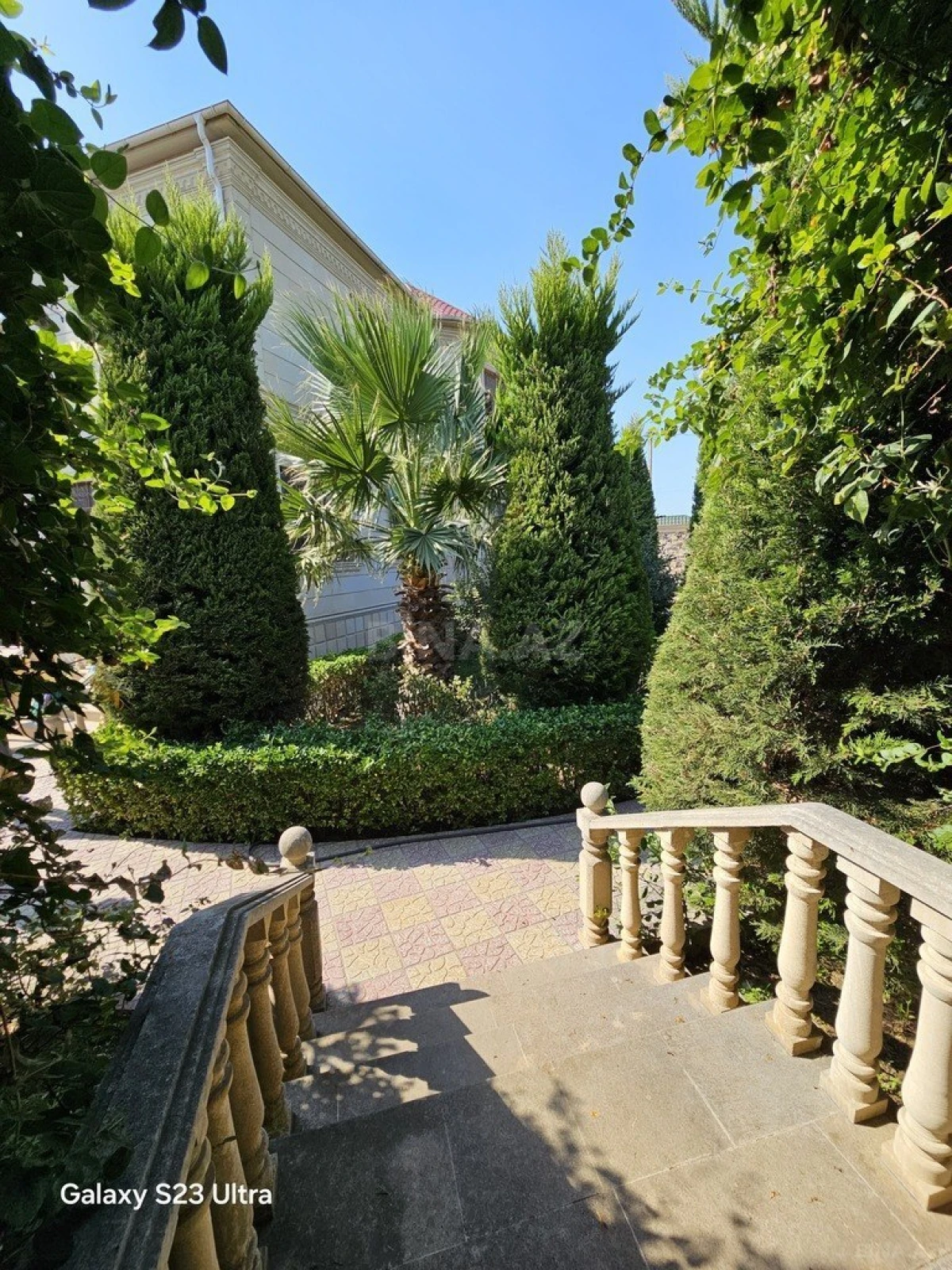 Satılır 8 otaqlı həyət evi 300 m²