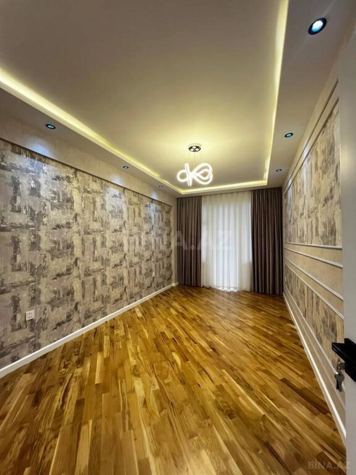 Satılır 4 otaqlı mənzil 155 m²