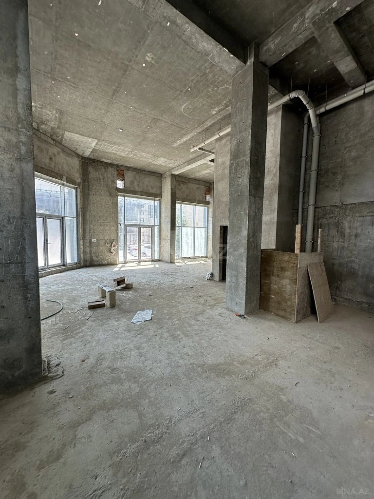 Satılır obyekt 390 m²