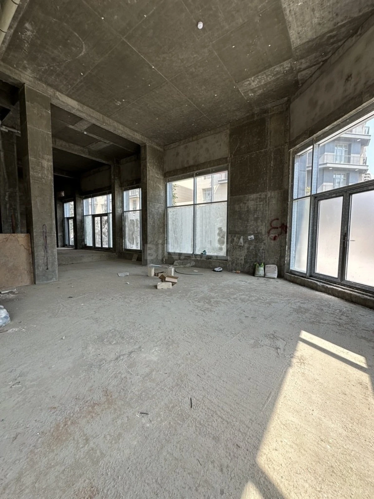 Satılır obyekt 390 m²