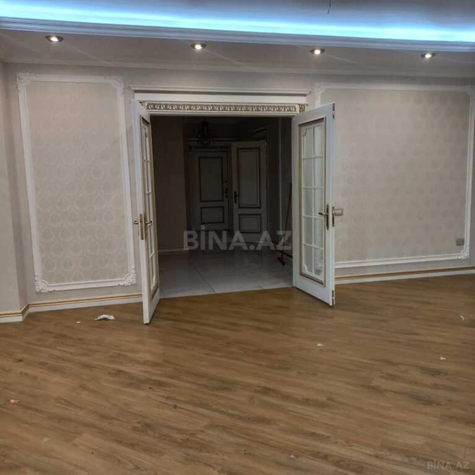 Satılır 4 otaqlı mənzil 178 m²
