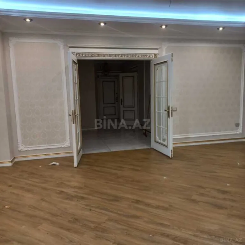 Satılır 4 otaqlı mənzil 178 m²