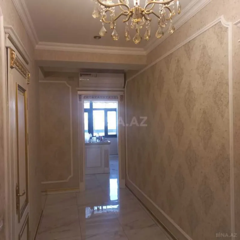 Satılır 4 otaqlı mənzil 178 m²