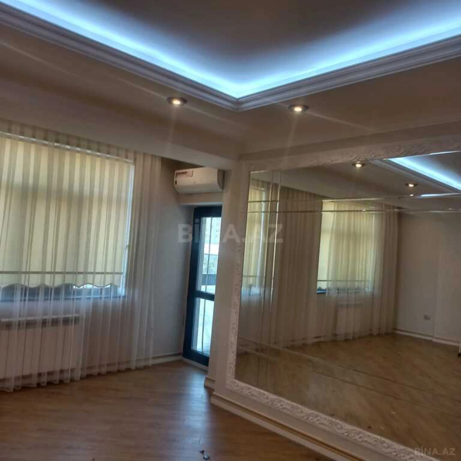 Satılır 4 otaqlı mənzil 178 m²